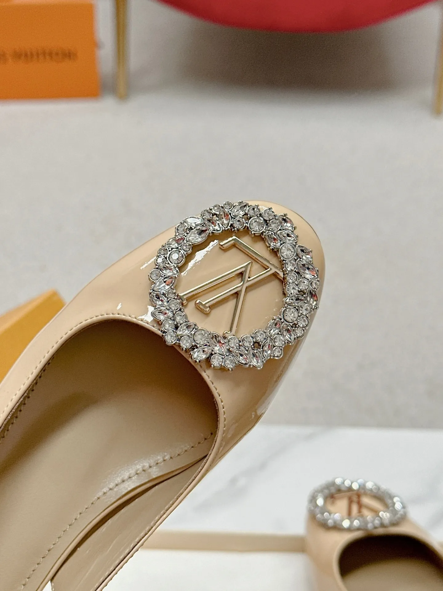 👟👟Ex-factory price 580👟👟 👑 Lv shoes This Urban Twist women's shoe is a stylish upgrade to the classic stiletto style. It is made of smooth calfskin upper with a bright silver metal toe and is engraved with the LV Circle logo, highlighting the Louis Vuitton brand characteristics. Detailed features: Calfskin material Lining: Imported full-grain sheepskin Foot pads: Imported full-grain sheepskin sole Italian genuine leather sole Heel height Two height sizes: 34-40 (34.40.41 customization is not returnable)